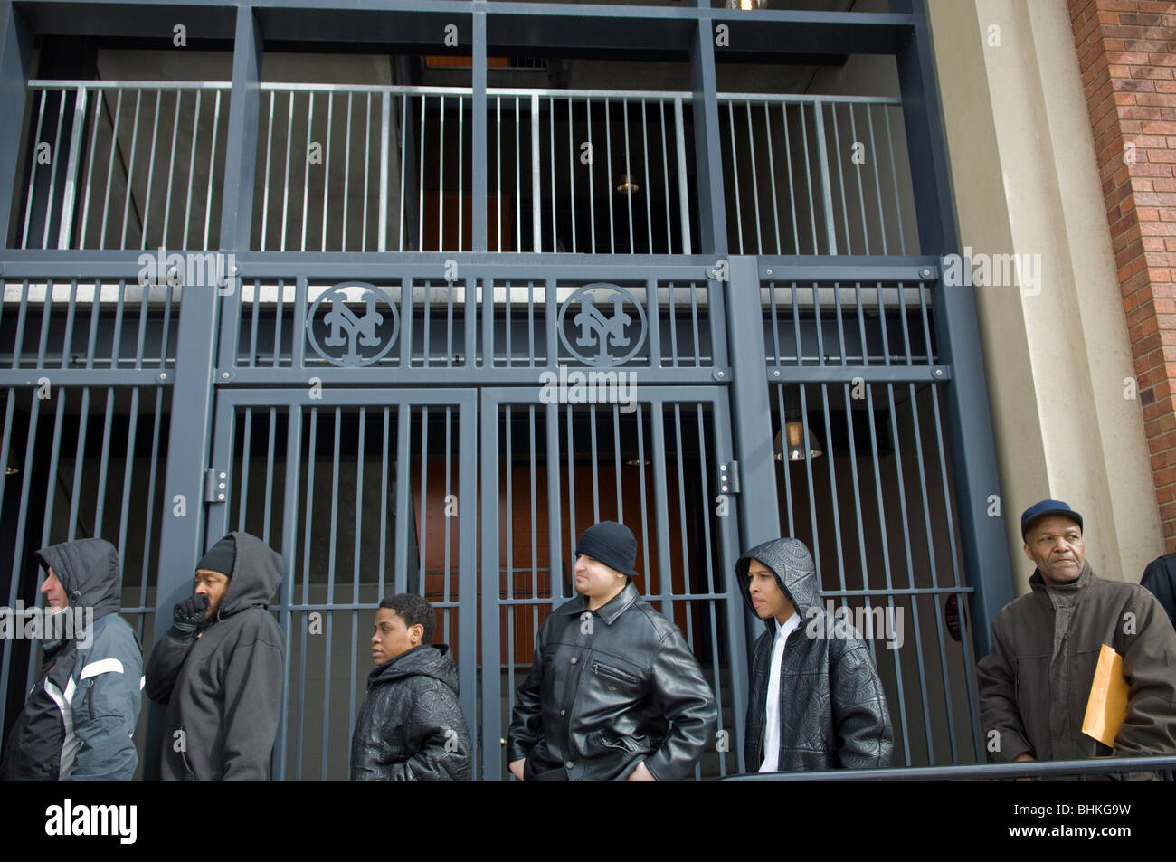 Le persone in cerca di lavoro in linea per i lavori pass di sicurezza approfondito al Citi Field nel Queens a New York Foto Stock