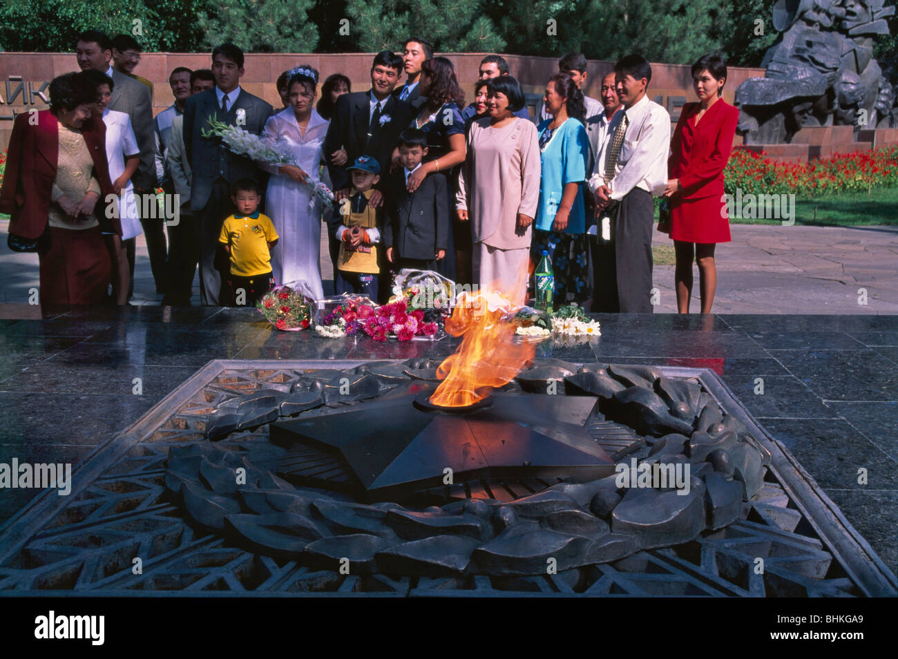 Novelli sposi al Memoriale della Seconda guerra mondiale, Panfilov Park, Almaty, Kazakhstan Foto Stock