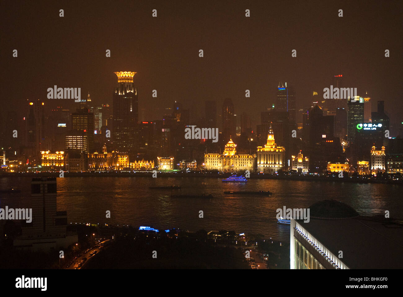 Vista del Bund dall'Oriental Pearl TV Tower nella zona di Pudong di Shanghai, Cina e Asia Foto Stock