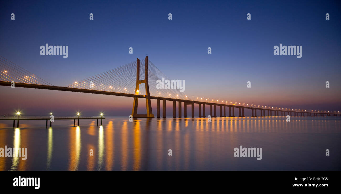 Portogallo Lisbona il Vasco Da Dama Cable-Stayed Bridge accesa all'alba Foto Stock