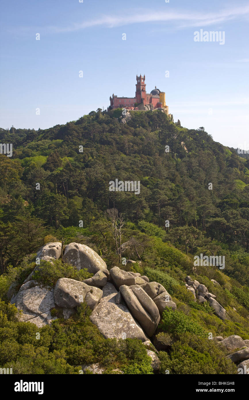 Il Portogallo Sintra il palazzo della pena vista dal castello moresco a sintra Foto Stock
