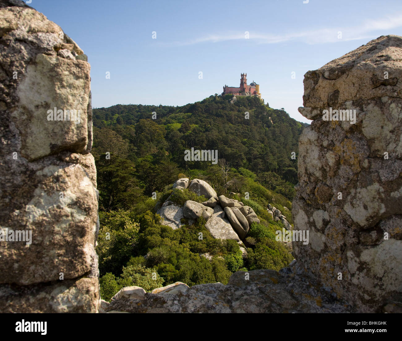 Il Portogallo Sintra il palazzo della pena vista dal castello moresco a sintra Foto Stock