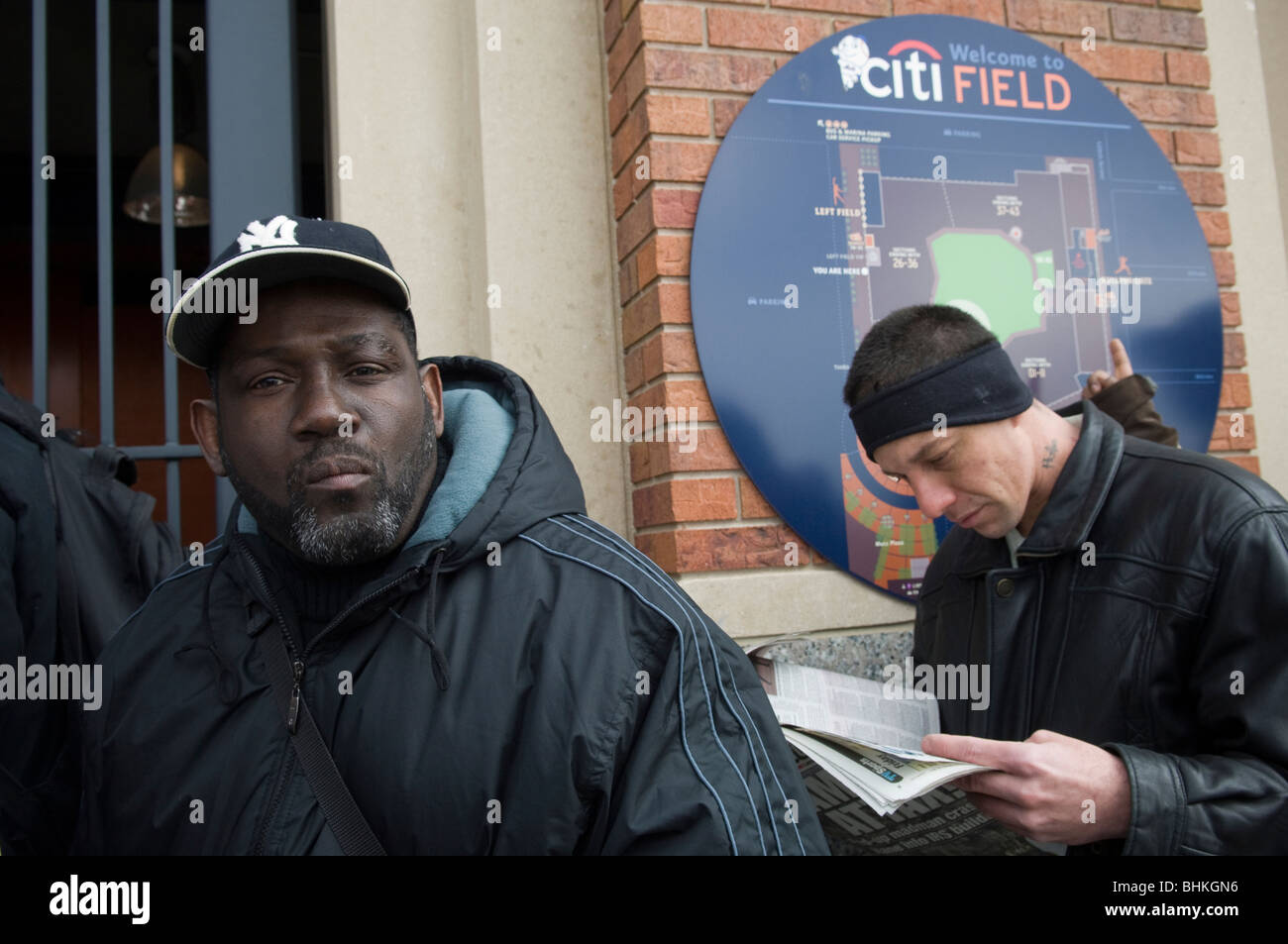 Le persone in cerca di lavoro line up per posti di lavoro presso Citi Field nel Queens a New York per i lavori con il Mets concessioni Foto Stock