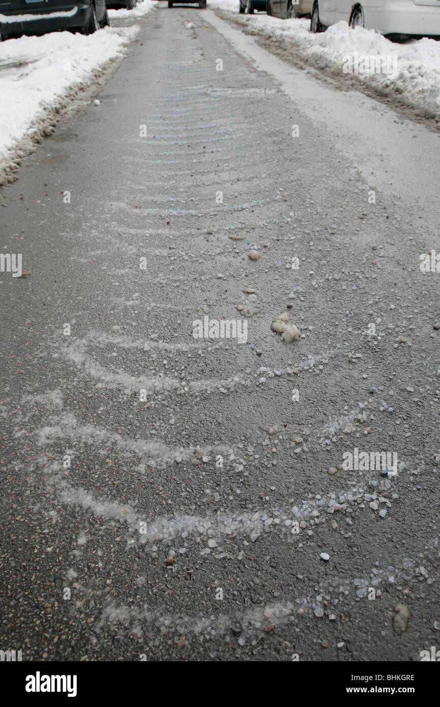 Wet strade lastricate con sale per sciogliere il ghiaccio e la neve in  inverno Foto stock - Alamy