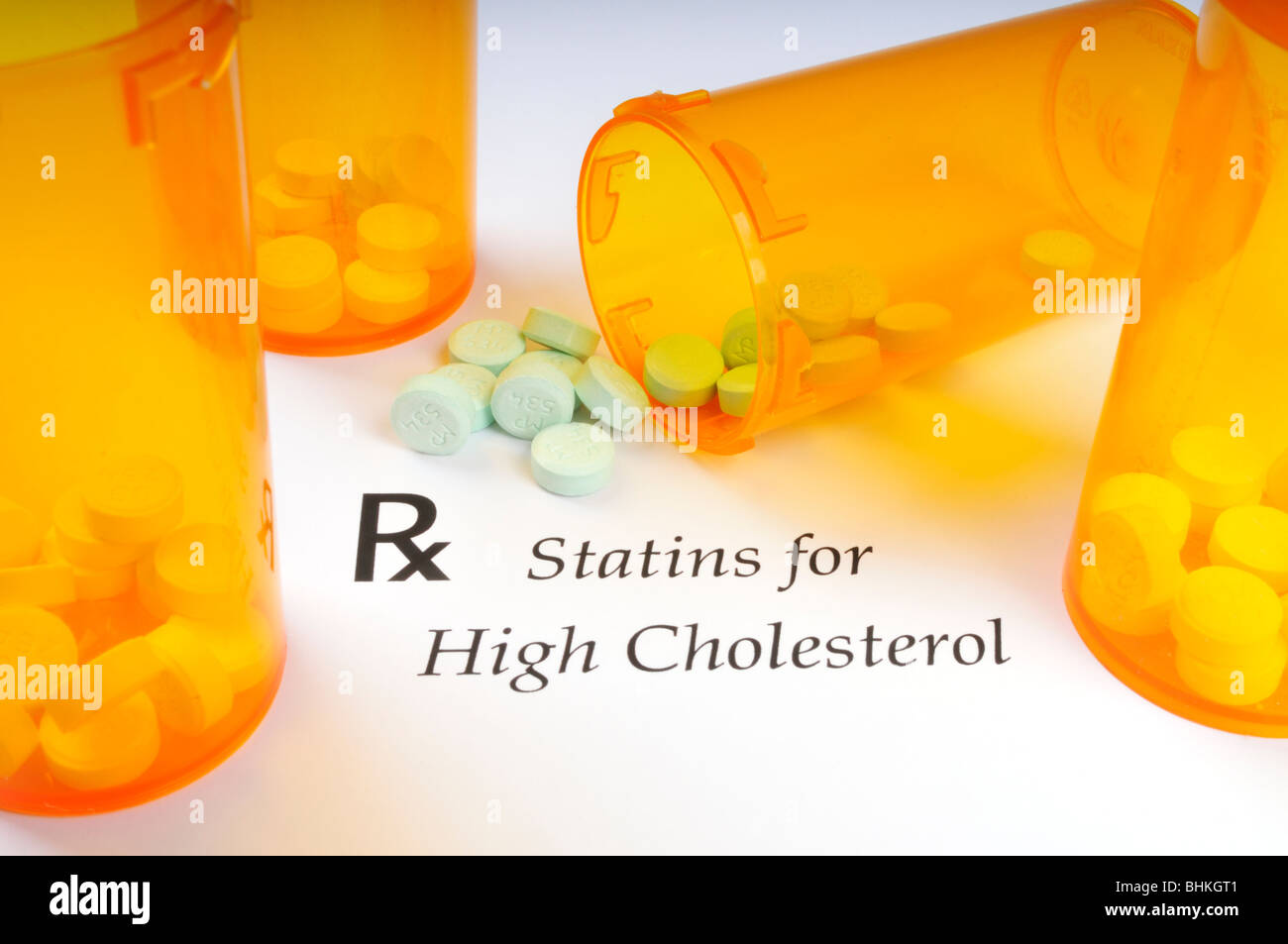 Pannello di inserimento della prescrizione, flaconi di farmaci e pillole di statina utilizzata per il colesterolo alto su sfondo bianco. Foto Stock