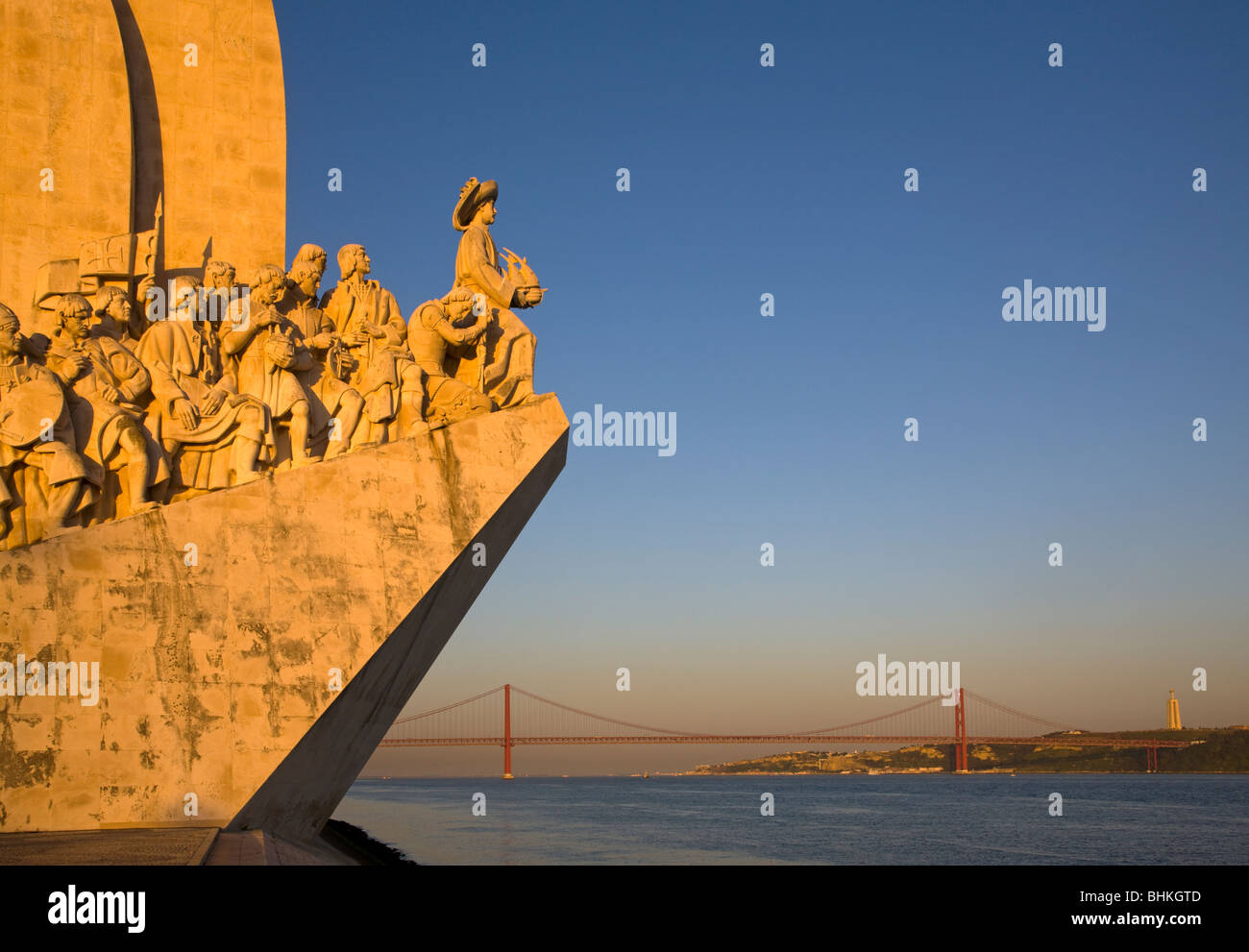 Portogallo Lisbona monumento alle scoperte e ponte di sospensione nella tarda sera di luce. Foto Stock