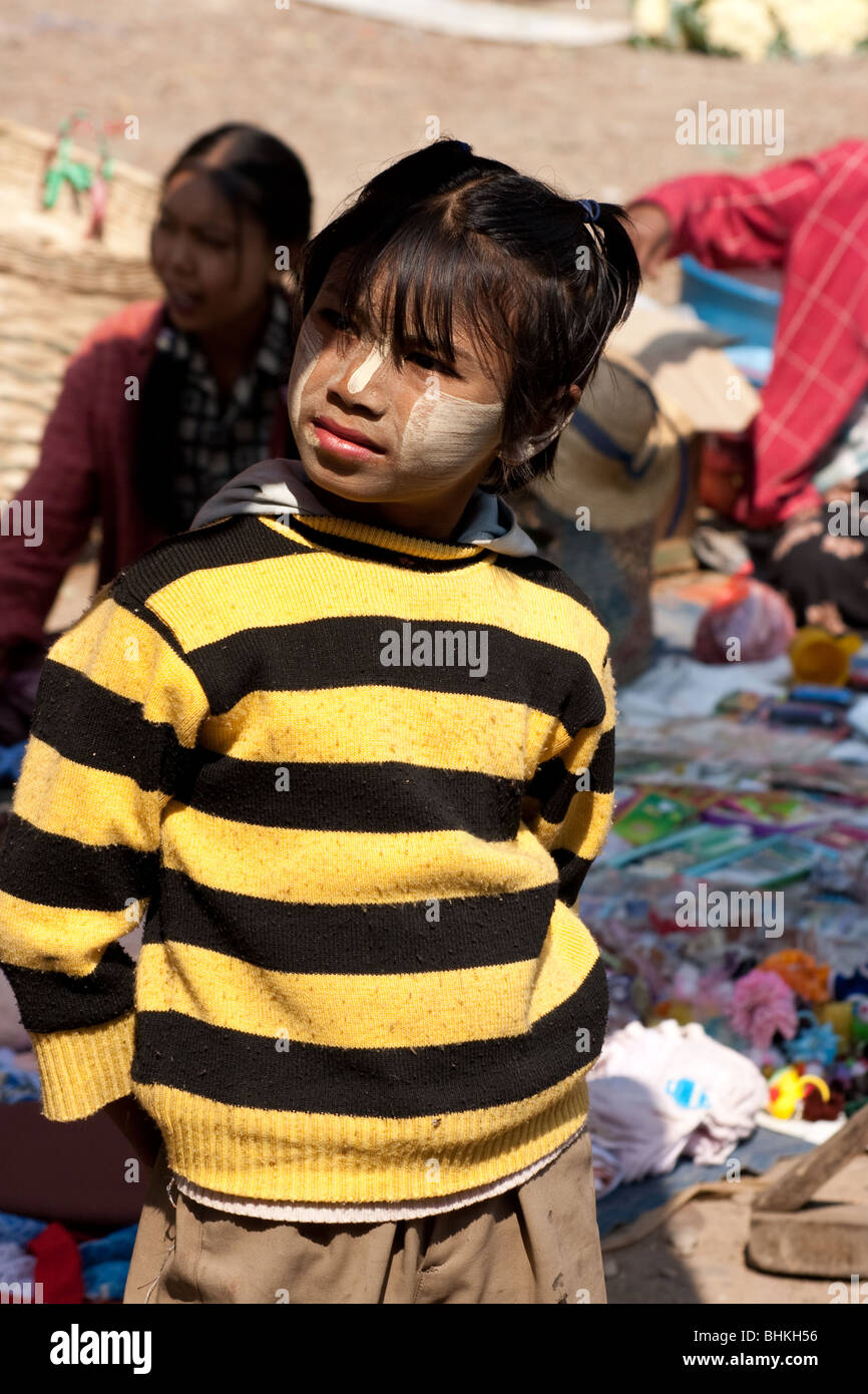 Giovane ragazza birmano con tradizionale Thanaka crema per il viso. Foto Stock