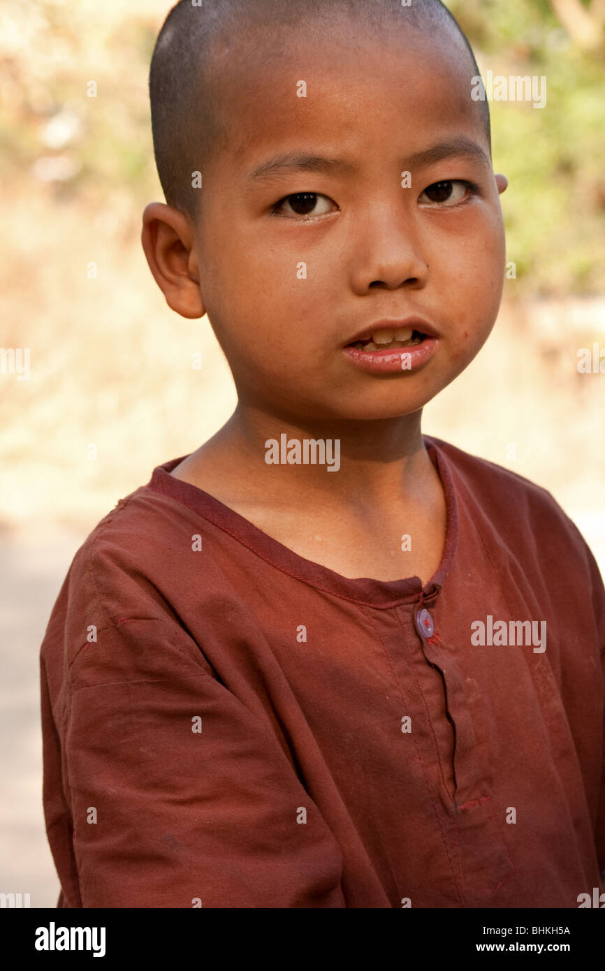 Ritratto di un giovane monaco birmano a Yangon, Myanmar (Birmania). Foto Stock