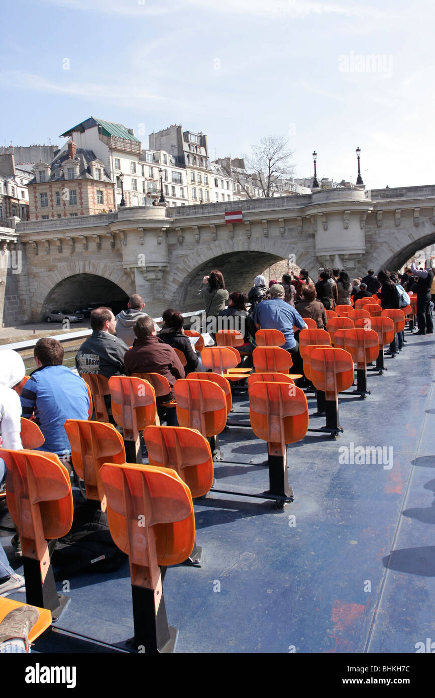 I turisti per scattare delle foto da una escursione in barca sul fiume Senna a Parigi, Francia. Foto Stock