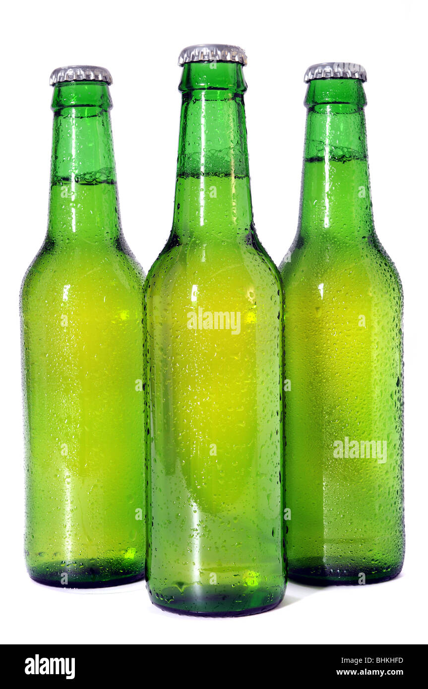 Verde a freddo le bottiglie di birra isolato su sfondo bianco Foto Stock