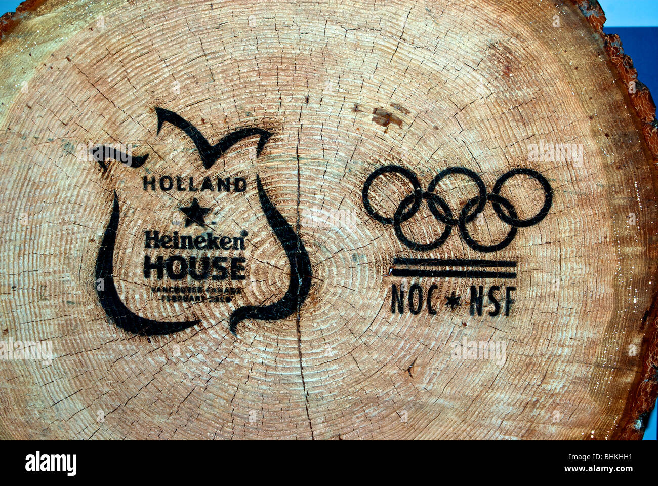 Fine del registro di pino di marca con olimpica ufficiale cinque logo ad  anello a Paesi Bassi Holland Heineken House a Richmond O-Zone marchio Foto  stock - Alamy