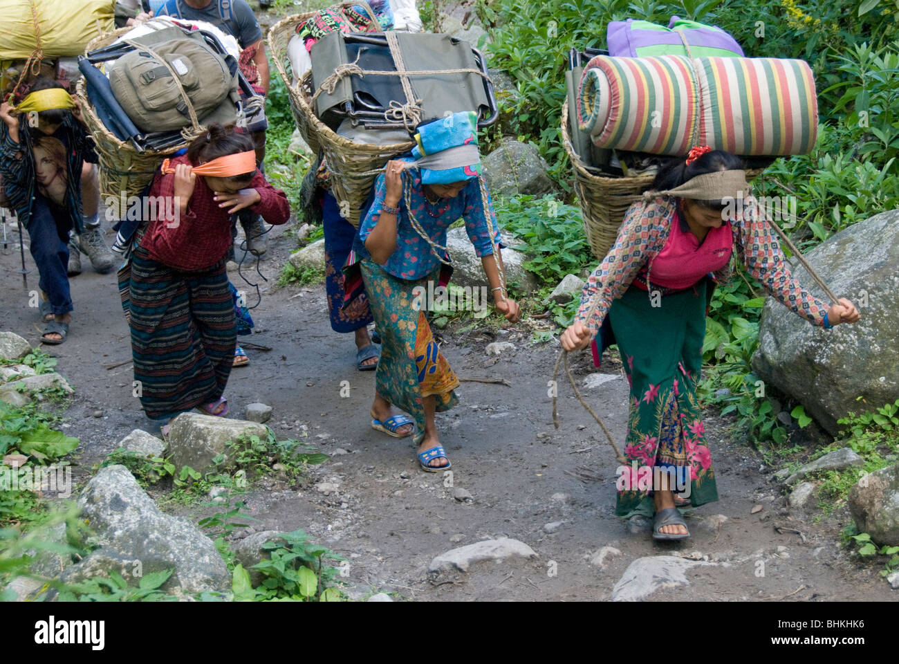 Le donne che trasportano carichi pesanti, vicino Bagarchhap, Circuito di Annapurna, Nepal Foto Stock