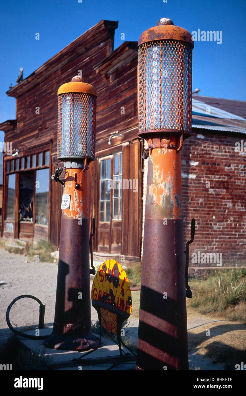 Vecchie pompe per gas in Bodie, Bodie sito storico dello Stato della California, Foto Stock