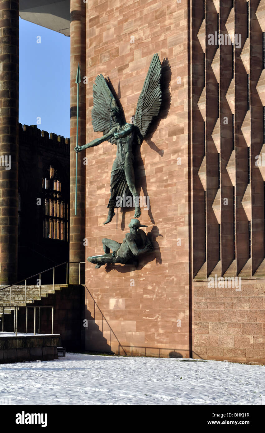 La nuova cattedrale in inverno con neve, Coventry, England, Regno Unito Foto Stock