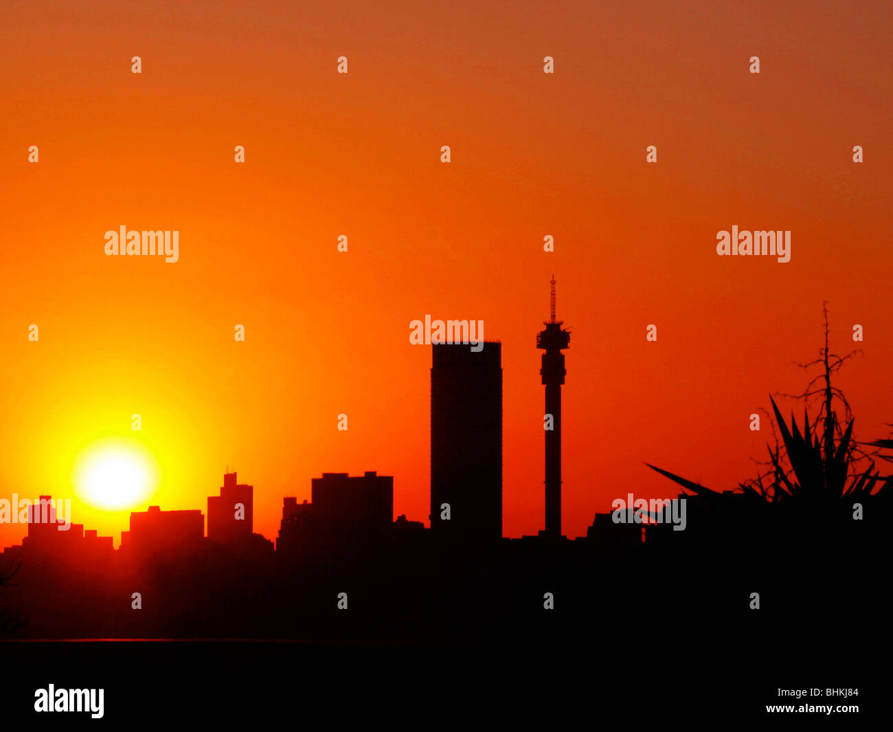 Lo skyline di Johannesburg - downtown compresi piano al tramonto, Ponte appartamenti, Hillbrow tower Foto Stock