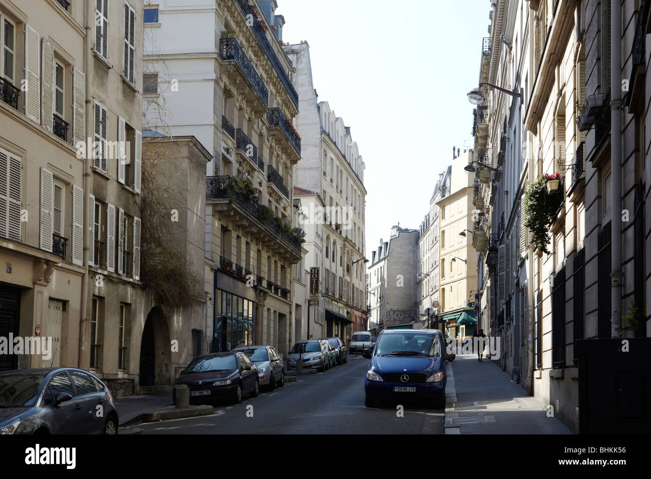 Tipica strada parigina Foto Stock