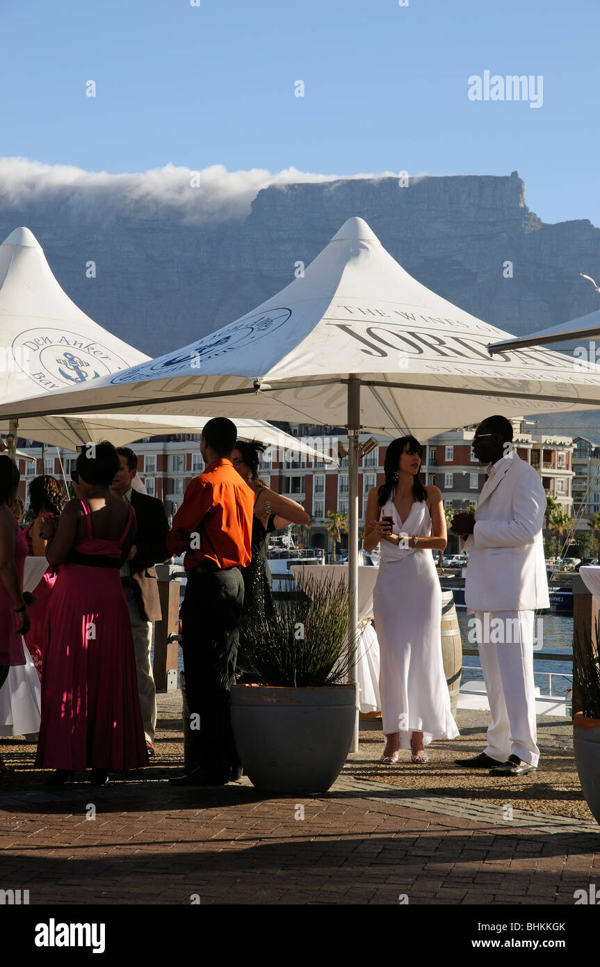Frequentatori di partito al V & A Waterfront sotto la Montagna della Tavola Città del Capo Sud Africa Foto Stock