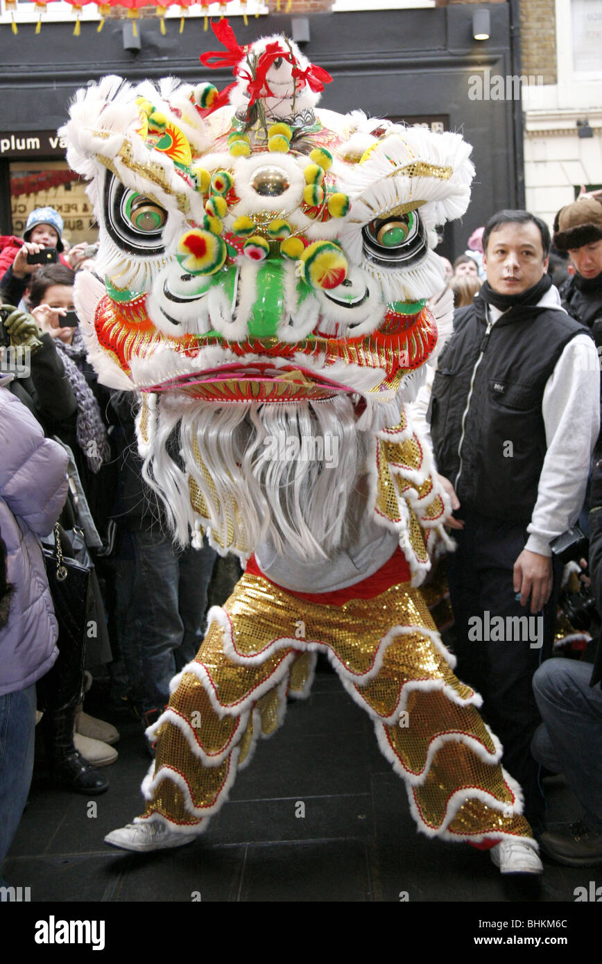 Il Capodanno cinese 2010 in Gerrard Street, Chinatown, Londra, Inghilterra - La danza del Leone Foto Stock