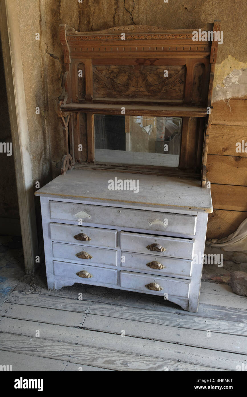I vecchi mobili in una casa, Bodie State Historic Park, California Foto Stock