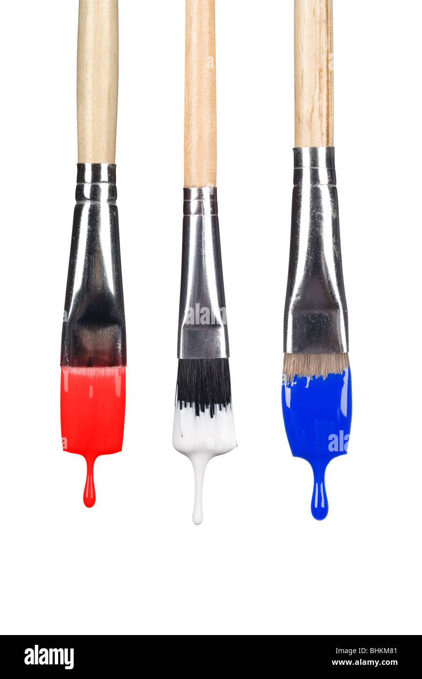 Un set di gocciolamento pennelli per dipingere con rosso, bianco e blu vernice che cade dalle setole. Foto Stock