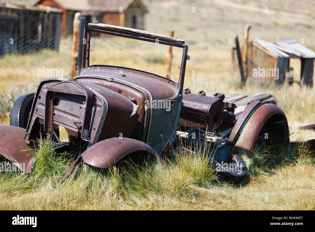 Vecchia Auto Frame è la formazione di ruggine lontano in Bodie Ghost Town, California Foto Stock