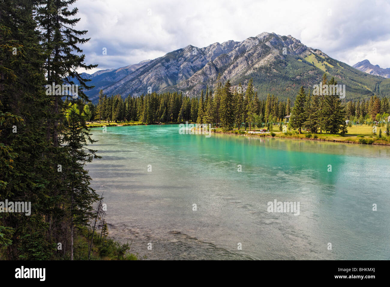 Vista del fiume di Banff, Banff, Alberta, Canada Foto Stock