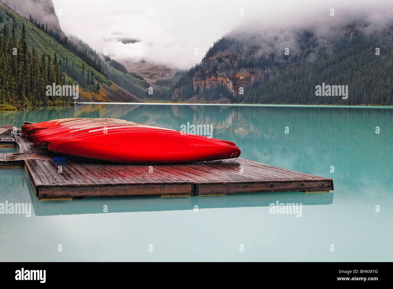 Barche rosse su un dock, il Lago Louise, Alberta, Canada Foto Stock