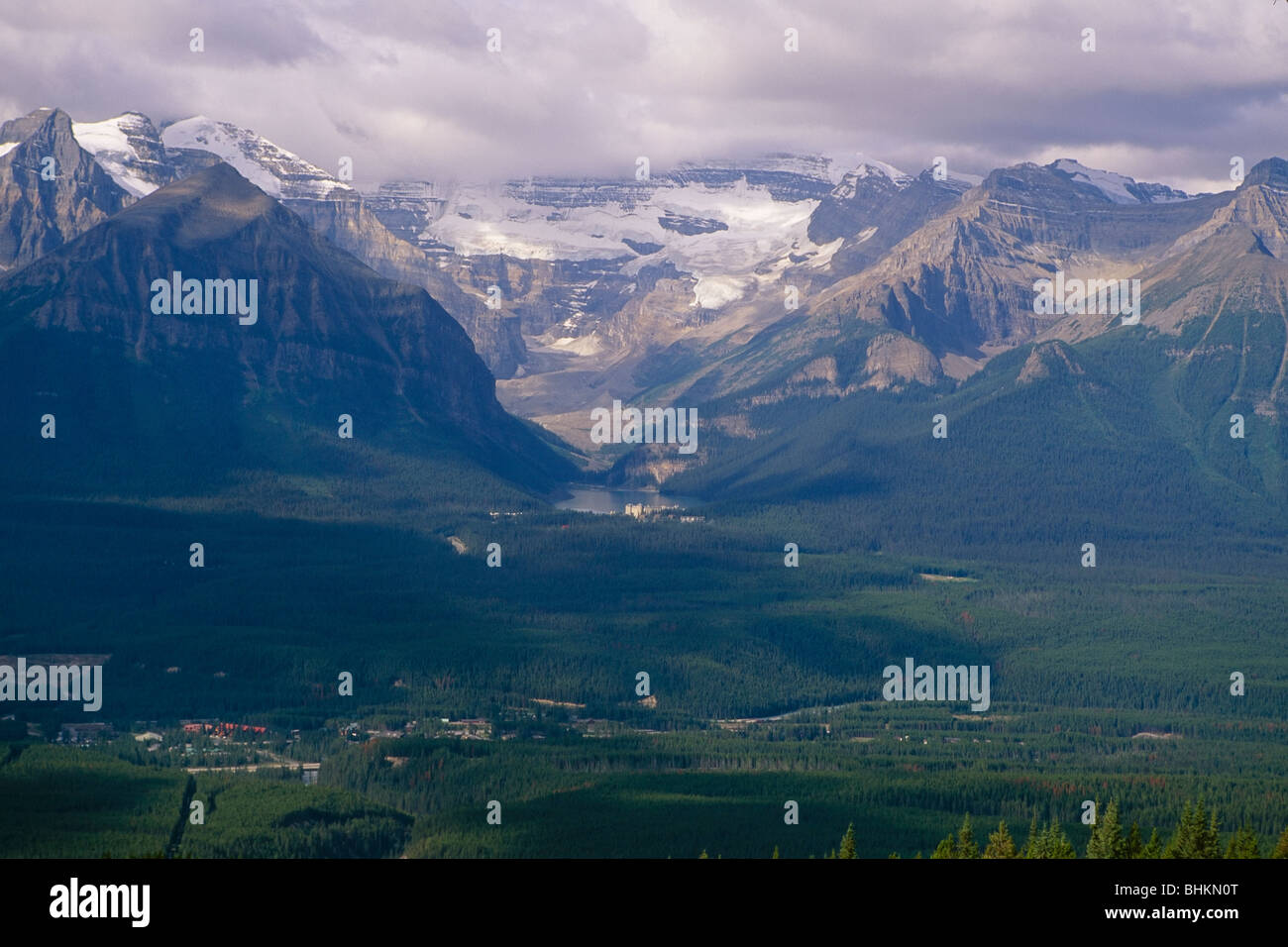 Vista di una valle, il Lago Louise Village, il Parco Nazionale di Banff, Alberta, Canada Foto Stock