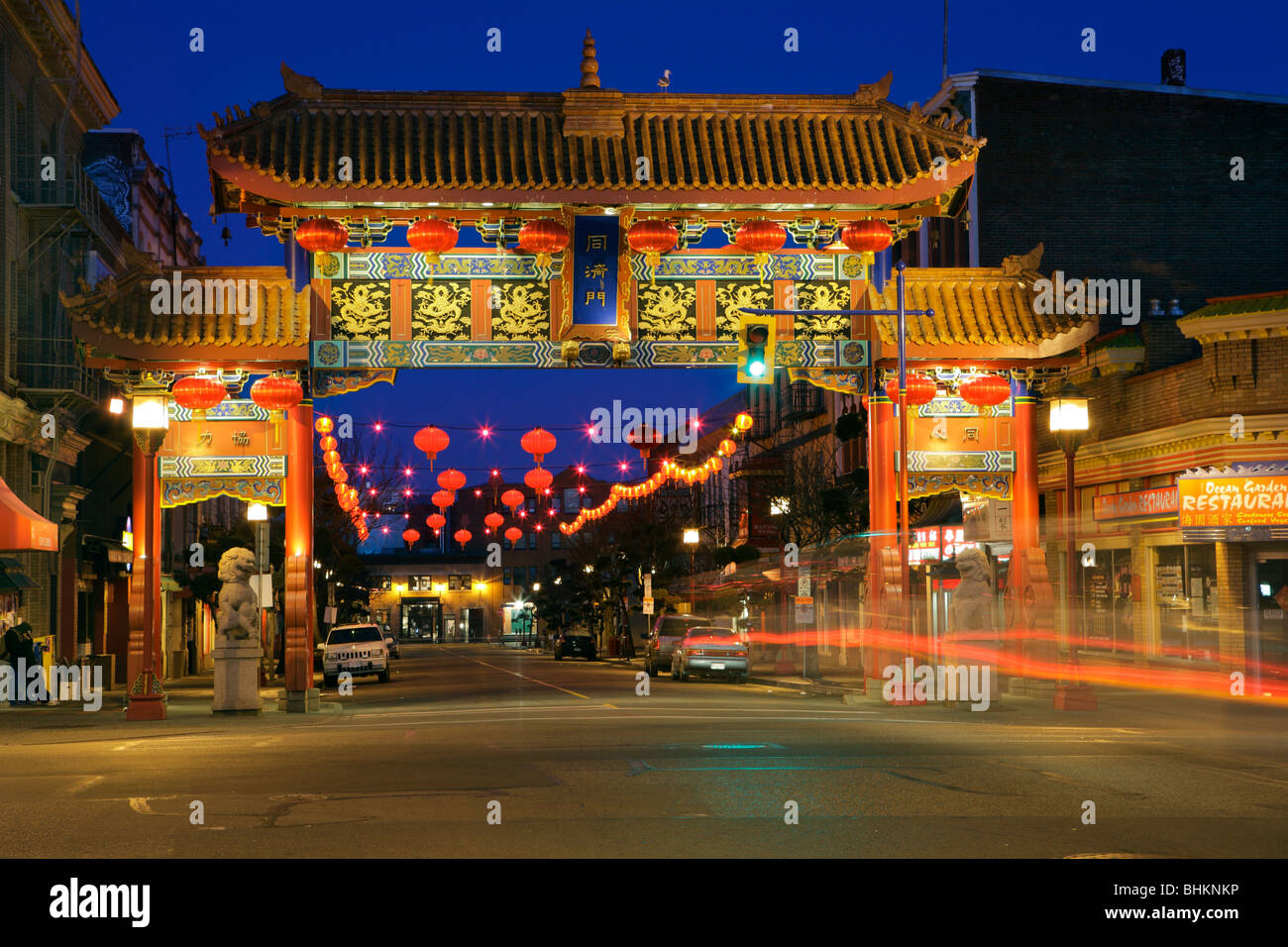 Gate di interesse armonioso in Victoria Chinatown di notte decorato per l Anno dell'Tiger-Victoria, British Columbia, Canada. Foto Stock