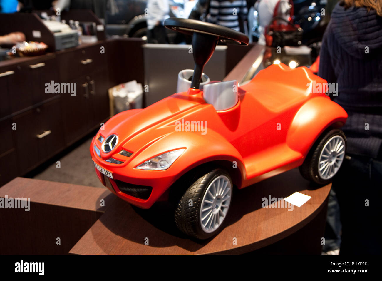 Orange giocattolo auto 'mercedes benz' Foto Stock