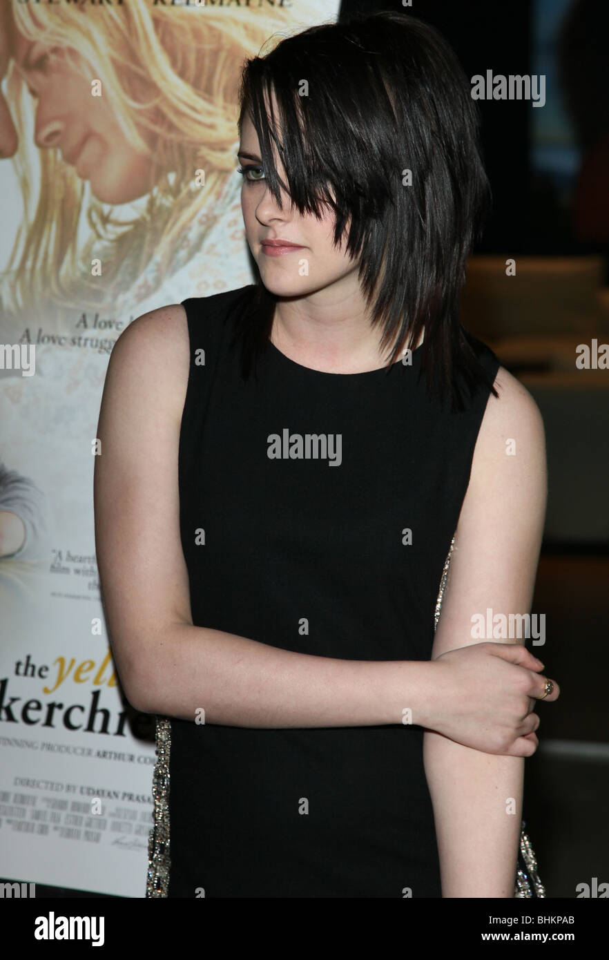 KRISTEN STEWART il fazzoletto GIALLO LOS ANGELES PREMIERE WEST HOLLYWOOD Los Angeles CA USA 18 febbraio 2010 Foto Stock