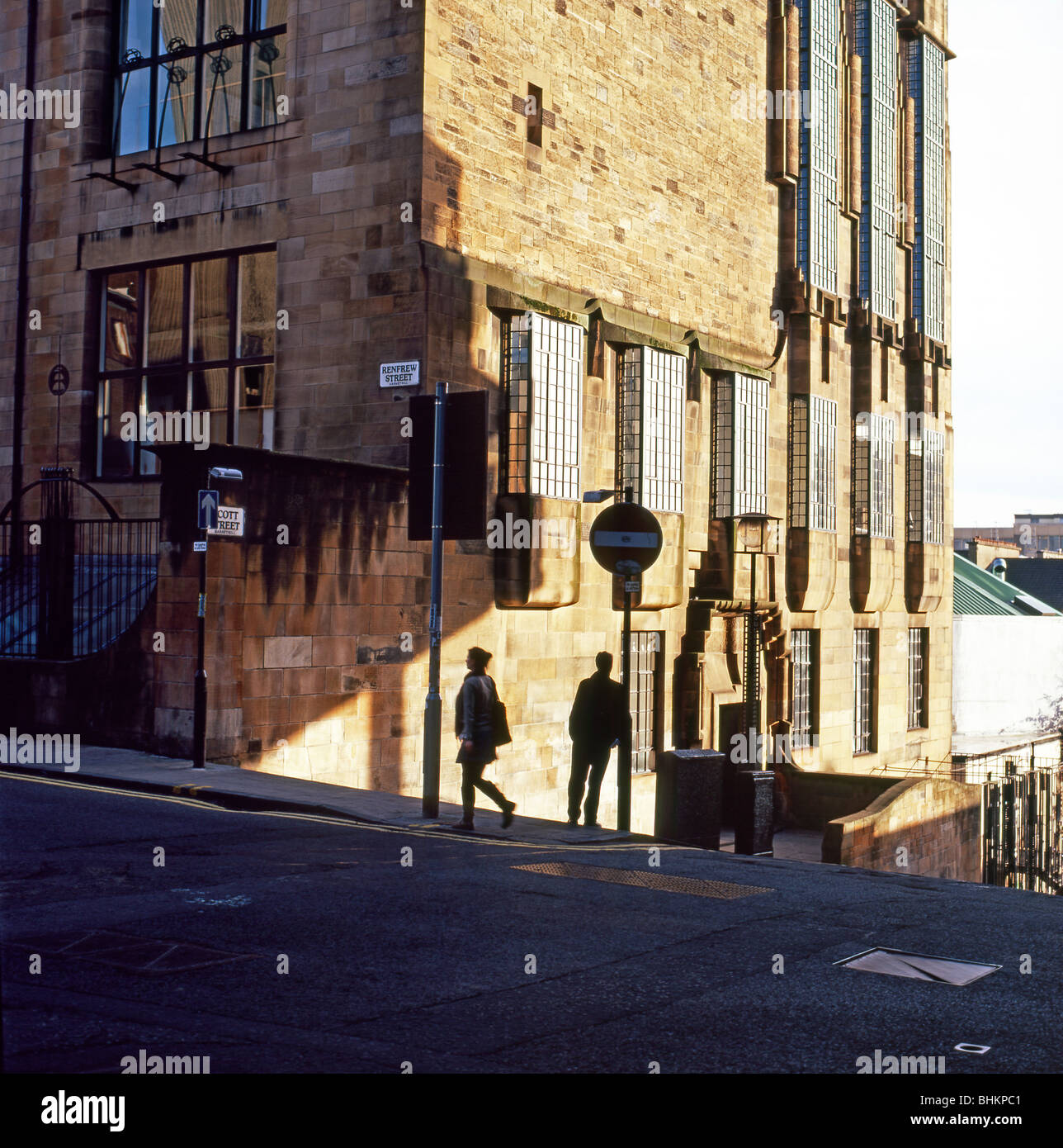 Silhouette di studenti al di fuori della scuola d' Arte di Glasgow Renfrew Street, Glasgow Scozia KATHY DEWITT Foto Stock