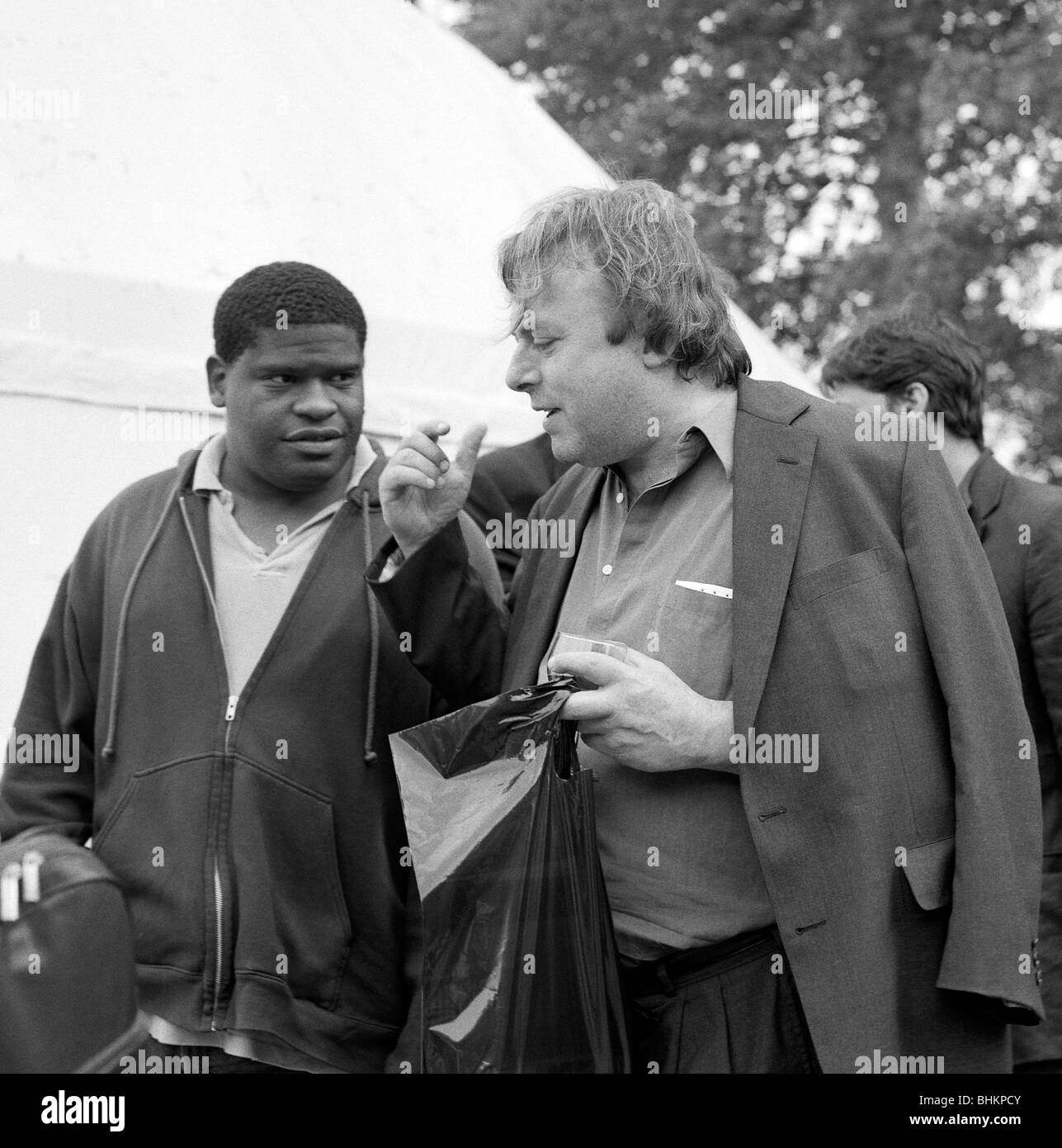 Giornalista britannico Gary Younge in conversazione con Christopher Hitchens al Guardian Hay Festival, Wales, Regno Unito KATHY DEWITT Foto Stock