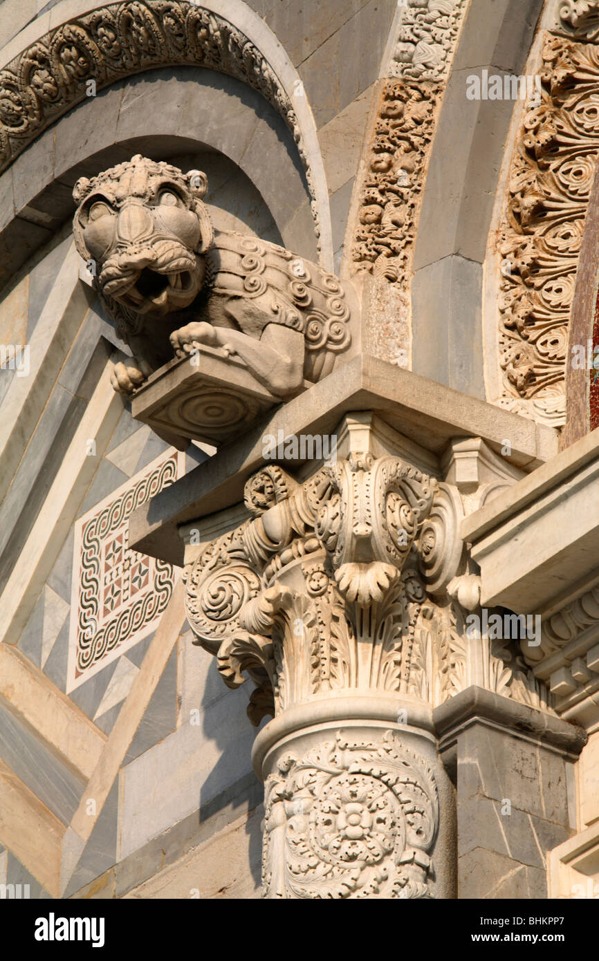 Dettaglio del capitello corinzio del Duomo in Piazza dei Miracoli a Pisa,  Italia Foto stock - Alamy