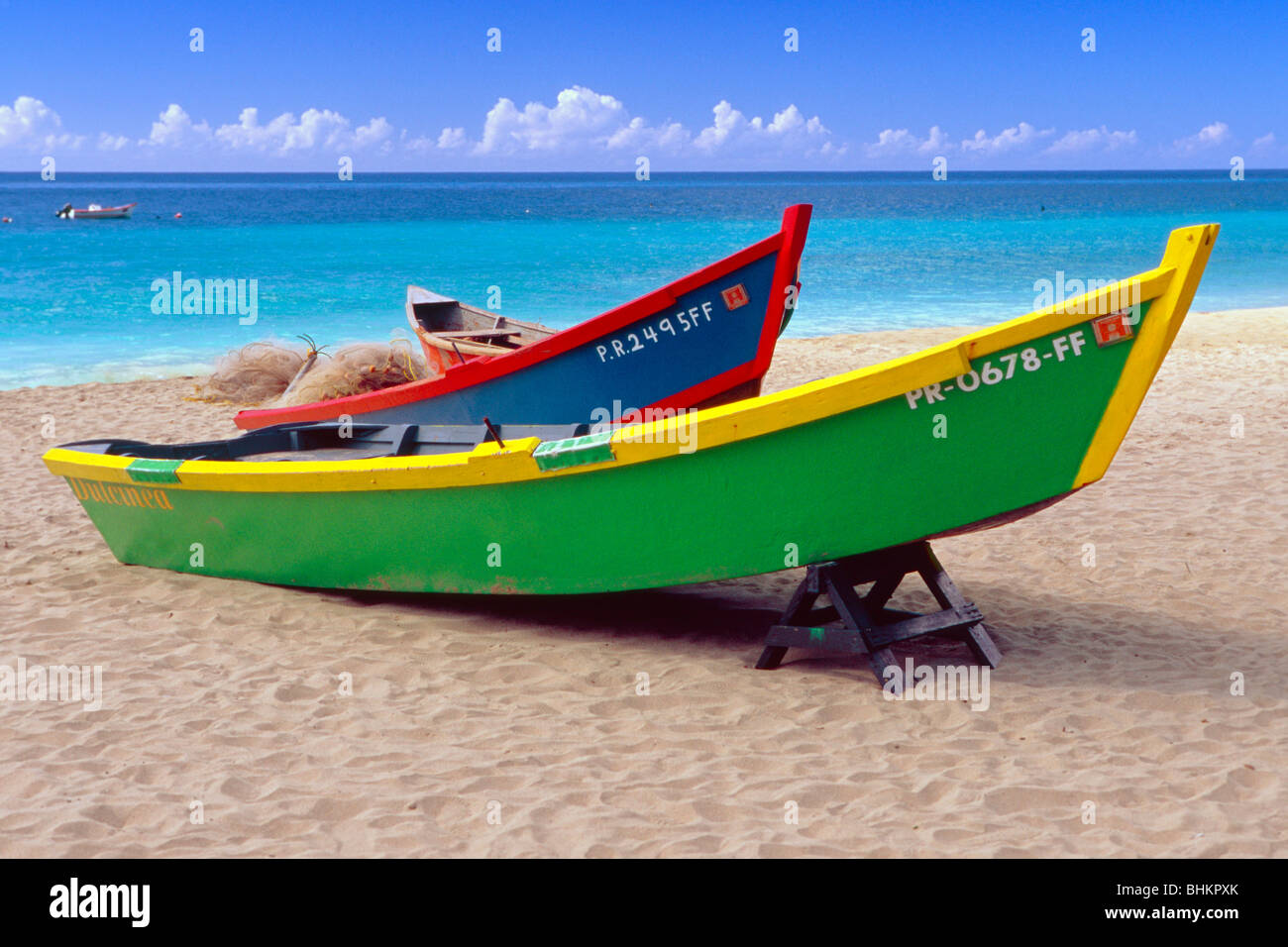 Dipinto luminosamente barche da pesca su una spiaggia caraibica, Crashboat Beach, Puerto Rico Foto Stock