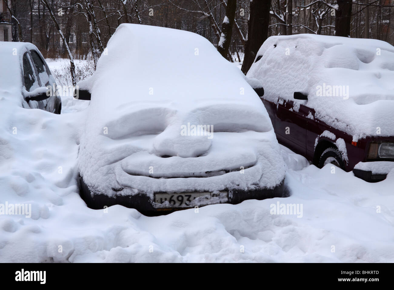 Illustrazione di divertenti sulla vettura dopo la nevicata. Foto Stock