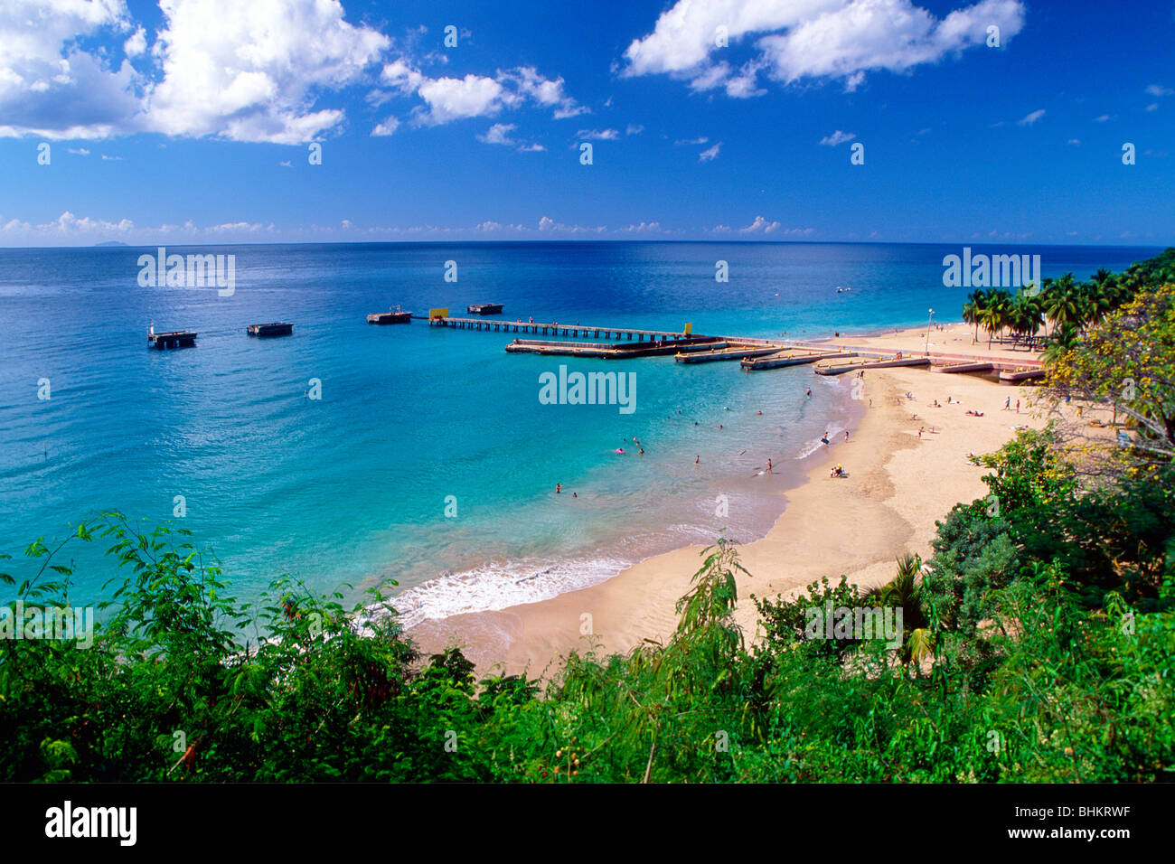 Vista aerea di una spiaggia con un lungo molo, Aguadilla, Puerto Rico Foto Stock