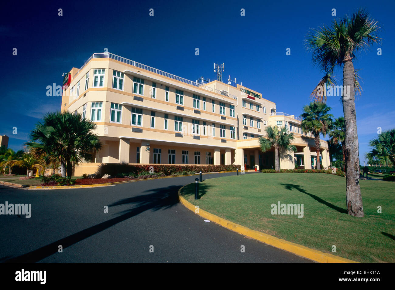 Basso angolo di vista il Marriott Courtyard Hotel ingresso, Aguadilla, Puerto Rico Foto Stock