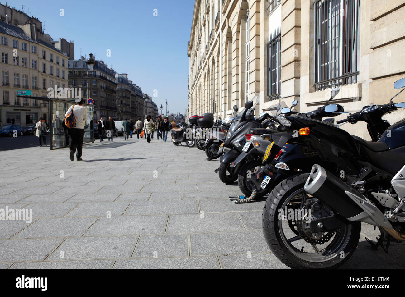 Moto parcheggiata in una tipica strada Parigina, Parigi, Francia Foto Stock