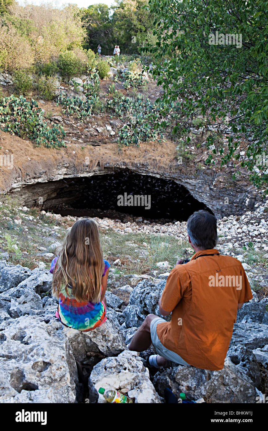 Guardando il bat volo da Bracken Grotta Texas USA Foto Stock