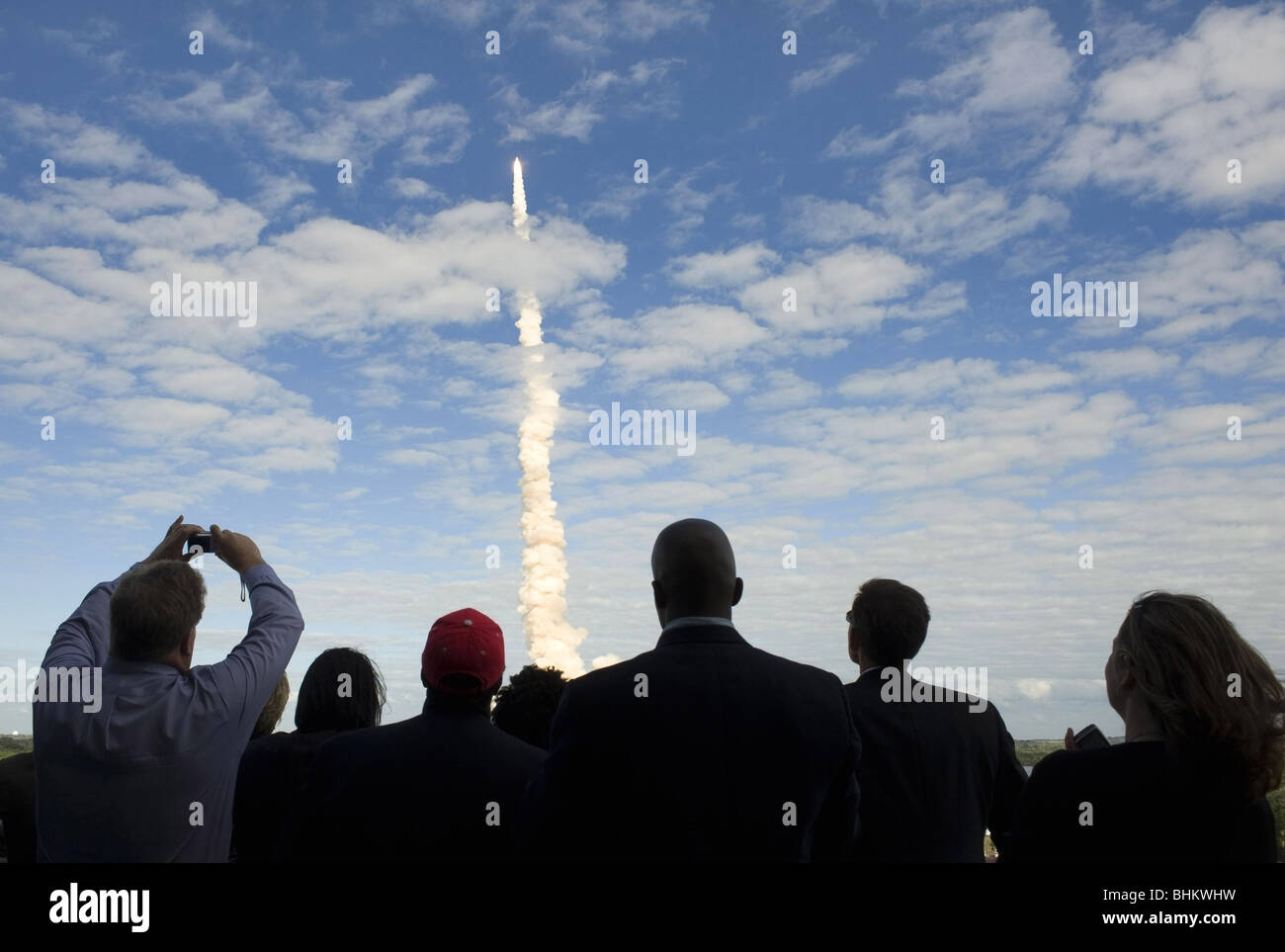 Gli ospiti alla NASA Kennedy Space Center visualizza il lancio della navetta spaziale Atlantis in Cape Canaveral, FL Lunedì, nov. 16, 2009 Foto Stock