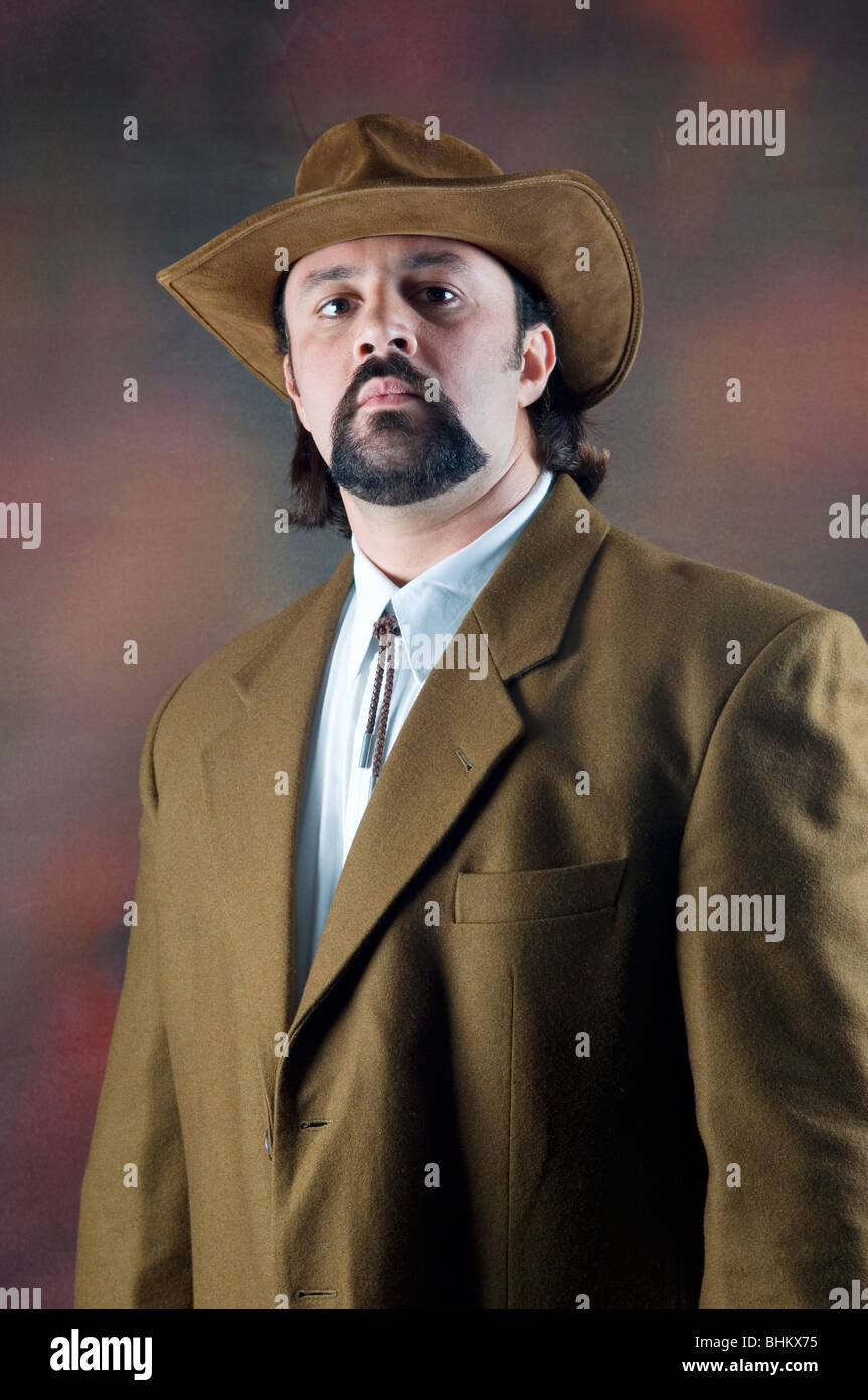 Grave uomo che indossa un cappello da cowboy Foto Stock