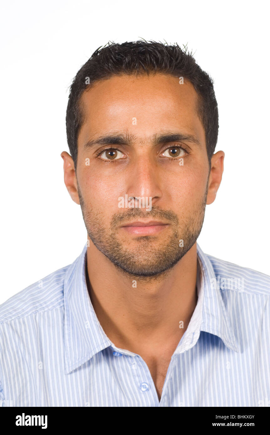 Ritratto di un giovane serio uomo arabo Foto Stock
