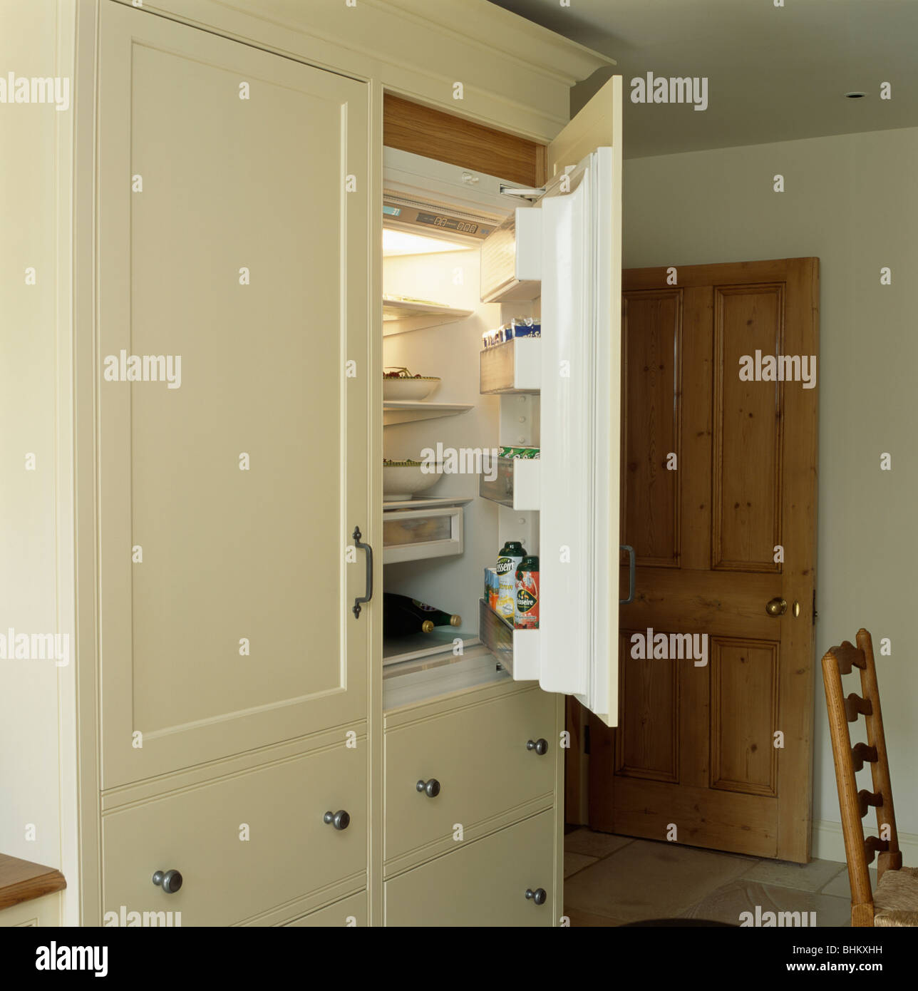 Aprire lo sportello del frigorifero in panna montata cucina ripostiglio Foto Stock