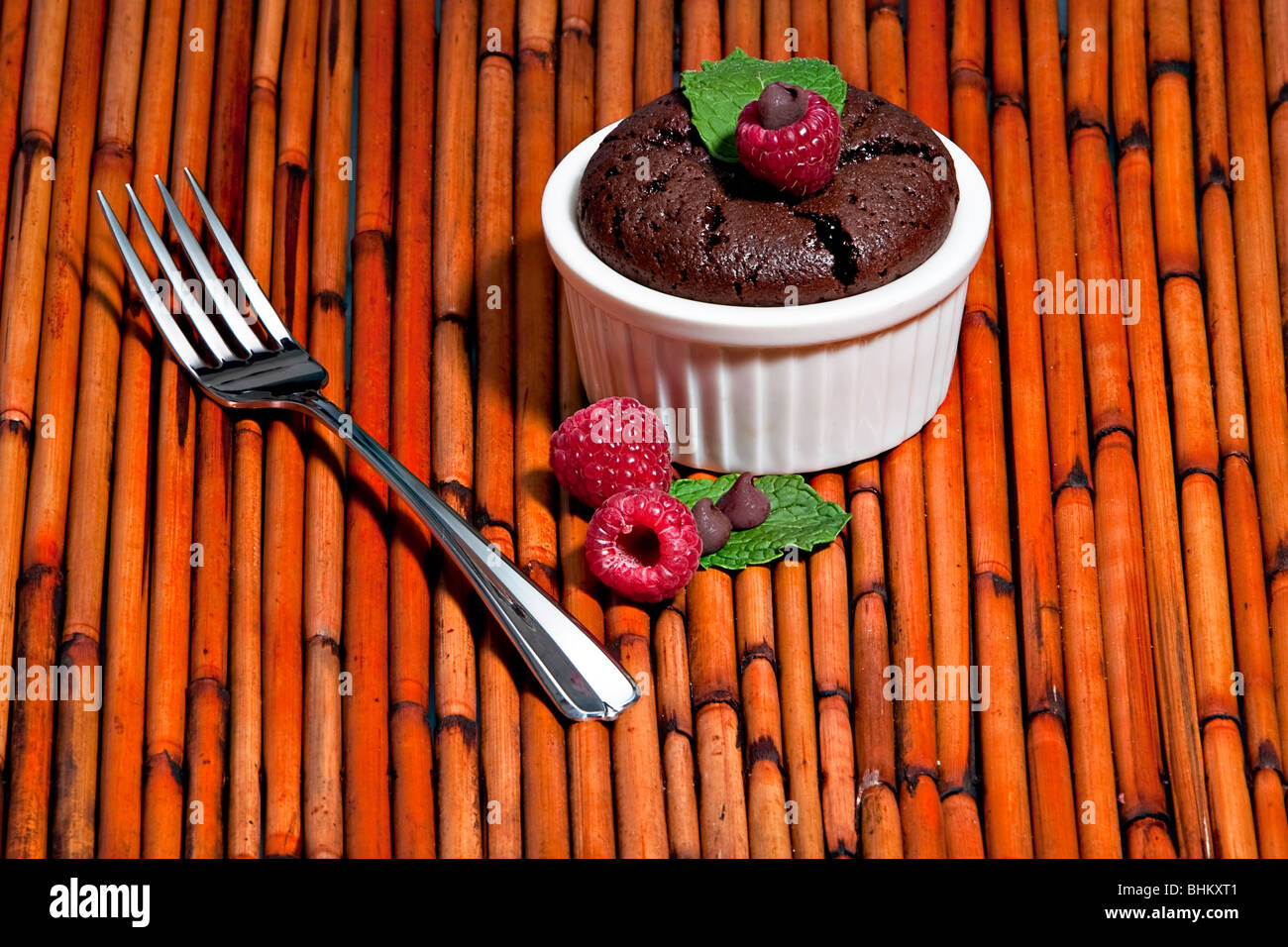 Souffle al cioccolato con lampone e menta. Foto Stock
