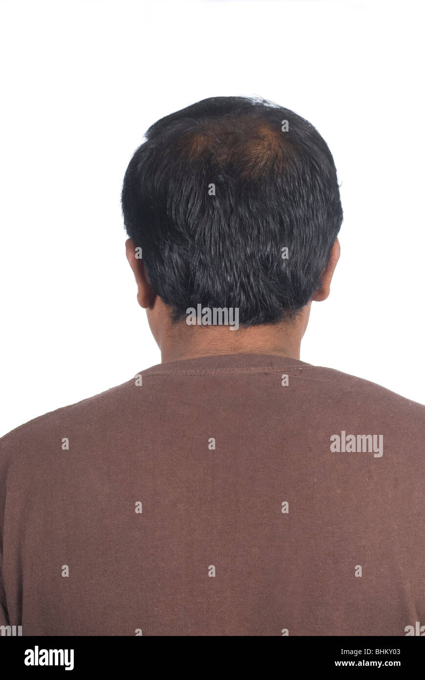 Vista posteriore di un indiano uomo contro uno sfondo bianco Foto Stock