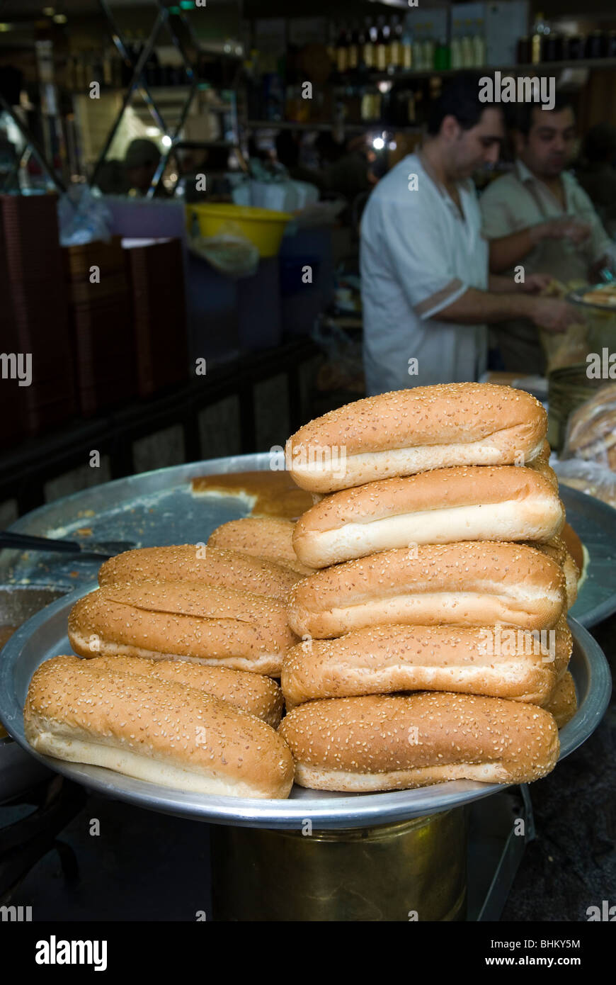 Gli uomini di lavorare all'interno di un negozio di dolci in Libano Medio Oriente Foto Stock