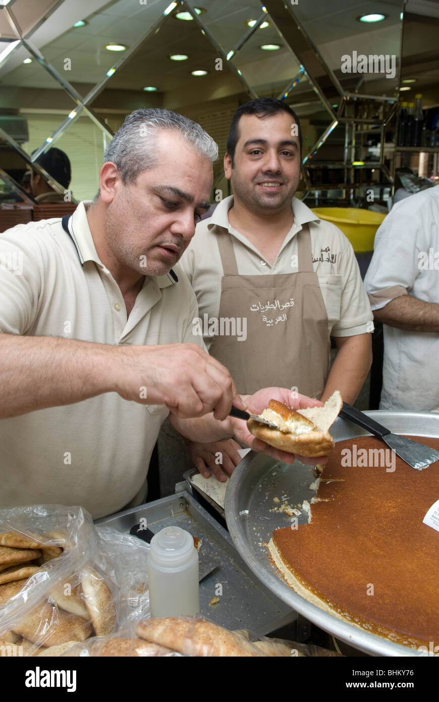 In Medio oriente gli uomini che lavorano in un negozio di dessert in Libano Medio Oriente Asia Foto Stock