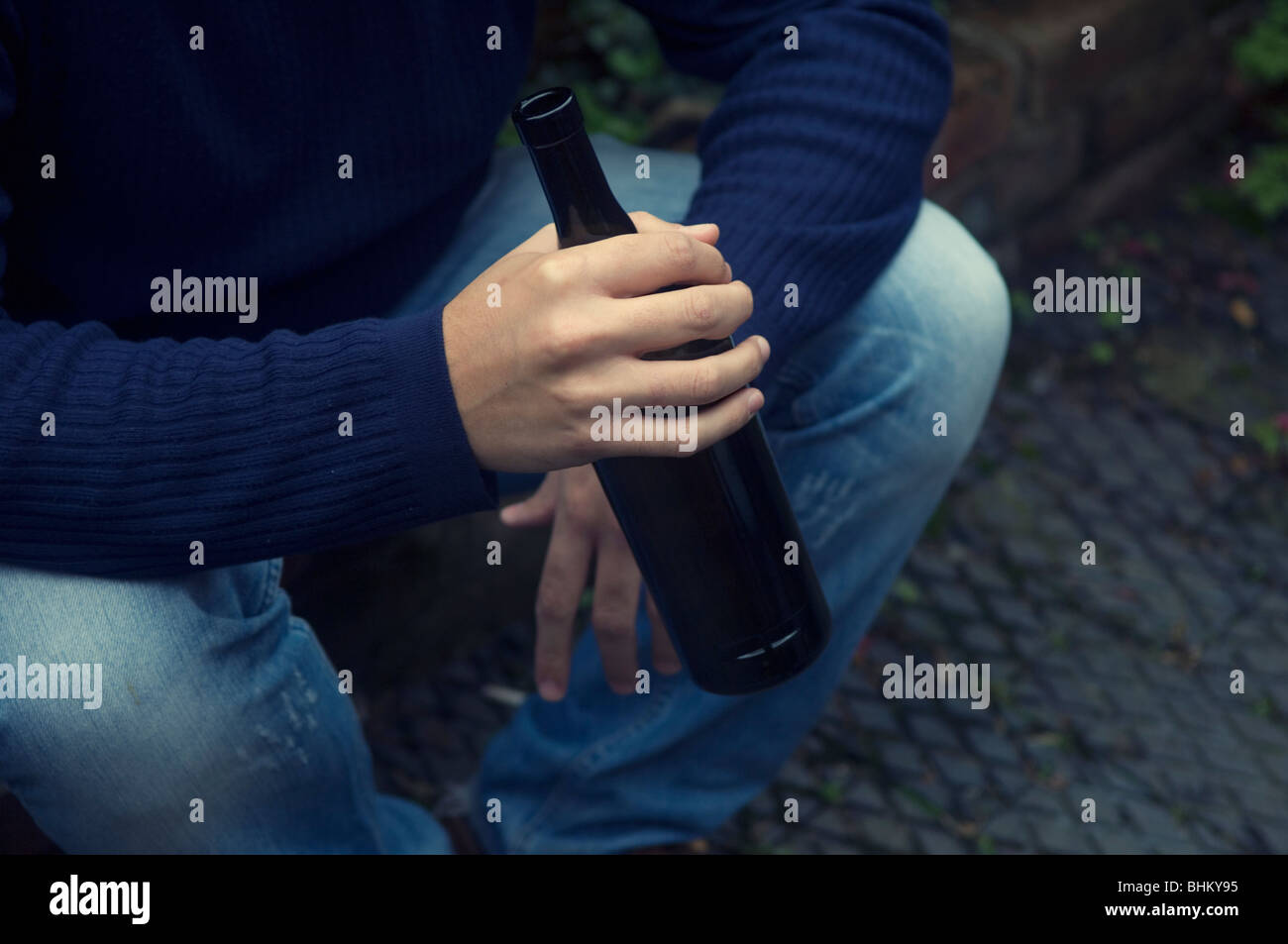 L uomo l' abuso di alcol sulla street Manchester REGNO UNITO Foto Stock