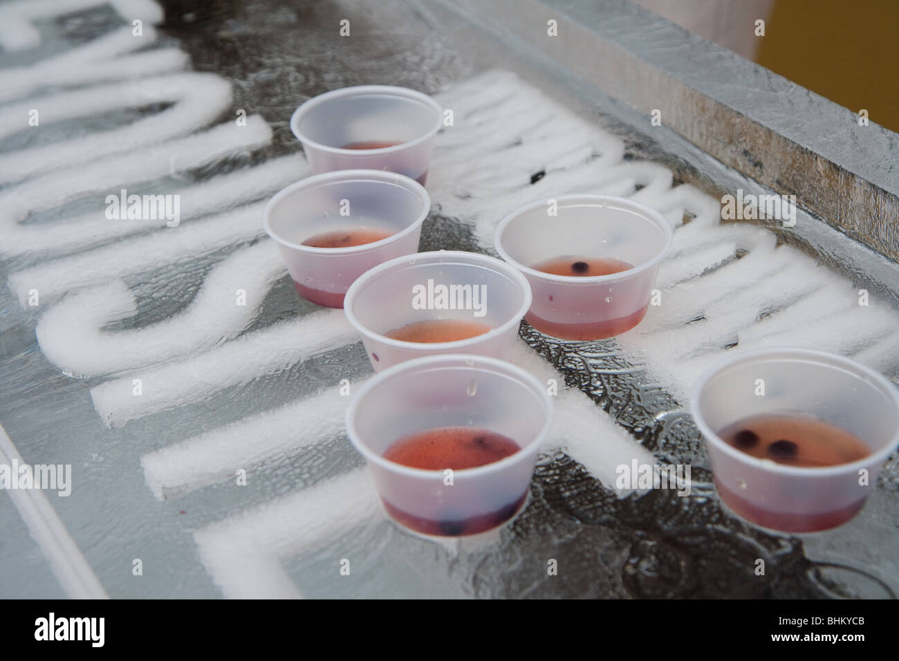 Bevande su un tavolo di ghiaccio. Foto Stock